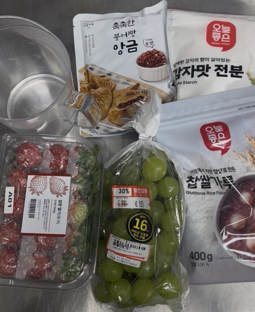 딸기 모찌를 만들기 위한 재료 사진