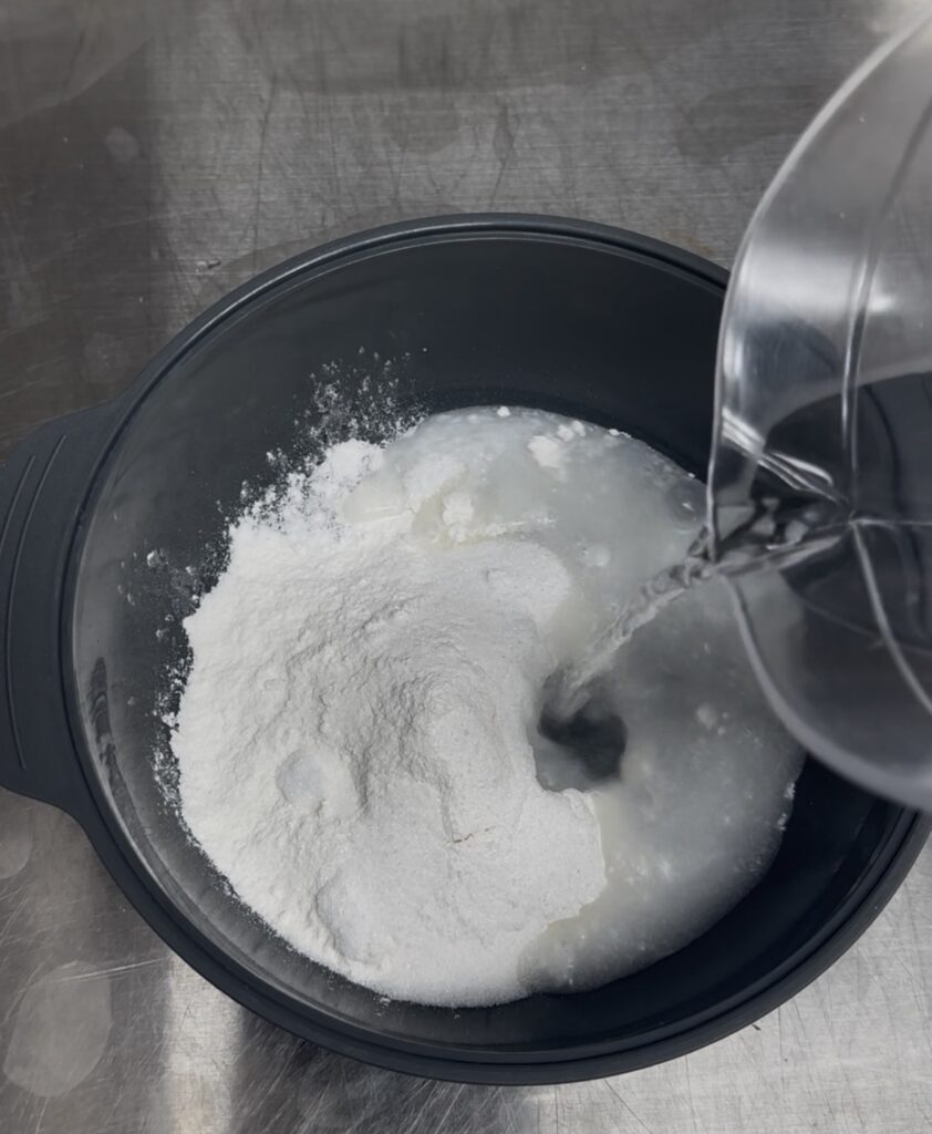 딸기 모찌 찹쌀 반죽 재료에 물을 섞는 모습