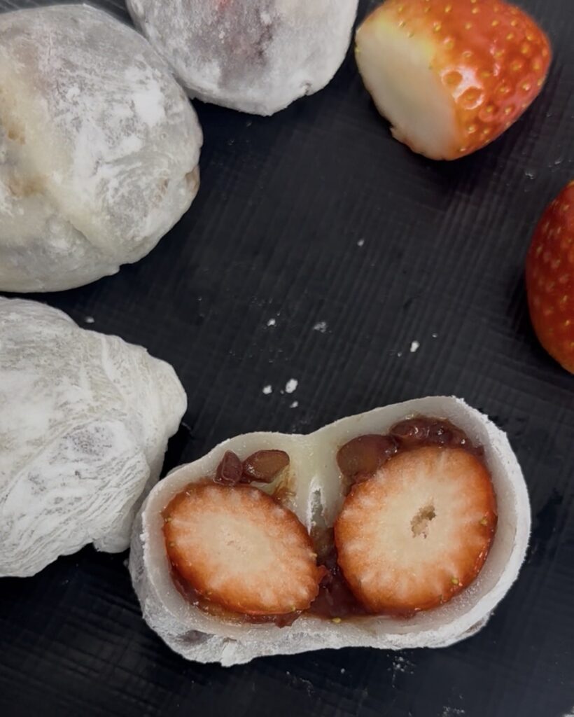 완성 된 딸기모찌의 단면 사진