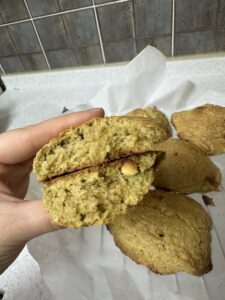 완성된 말차 스콘의 단면 사진